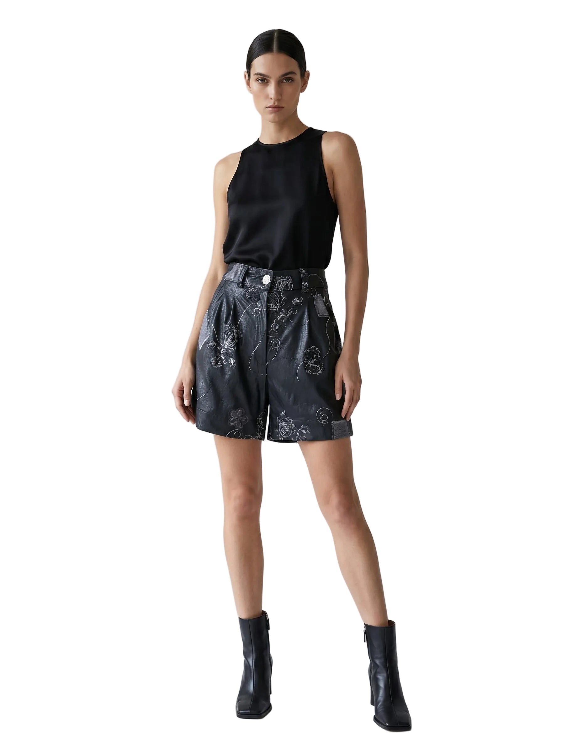 Short negro de cuero con bordado botánico