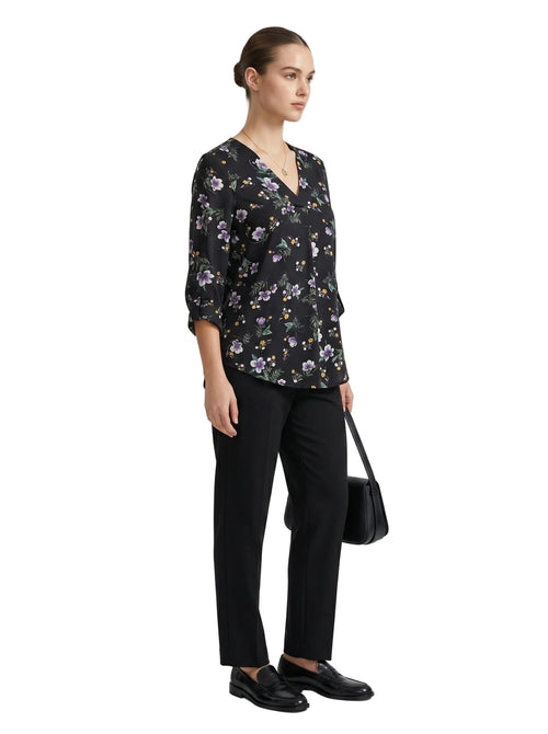 Blusa Floral con Manga Enrollable — Fondo Negro