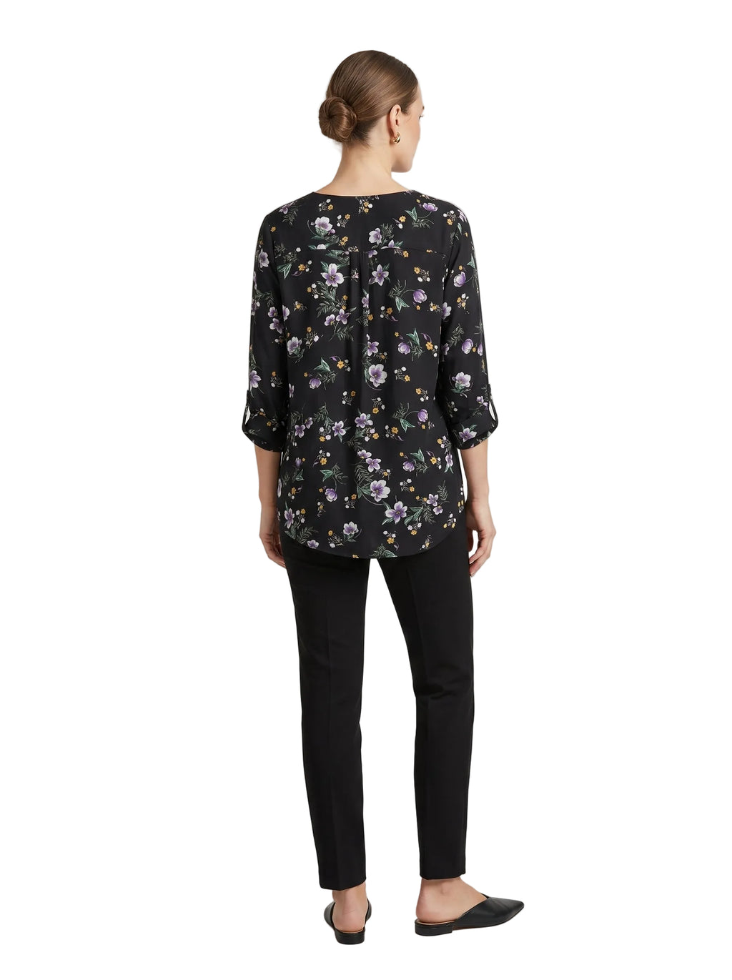 Blusa Floral con Manga Enrollable — Fondo Negro