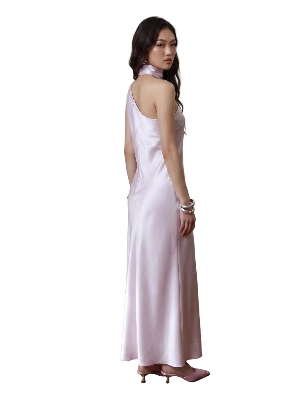 Vestido Maxi Satinado con Choker y Capa Lateral Lila Perlado