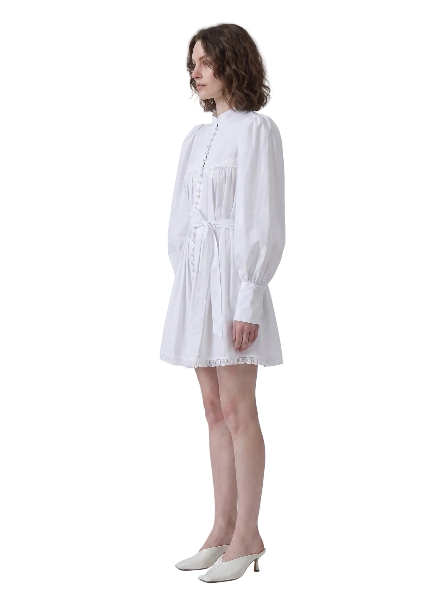 Vestido Mini Victoriano con Botones Perlados y Encaje Blanco